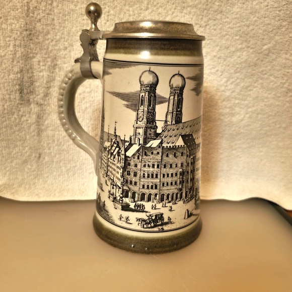 Authentic German Stoneware Beer Stein with hinged pewter lid- Post 1949 - Picture 4 of 8